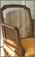 Sessel mit altem Geflecht